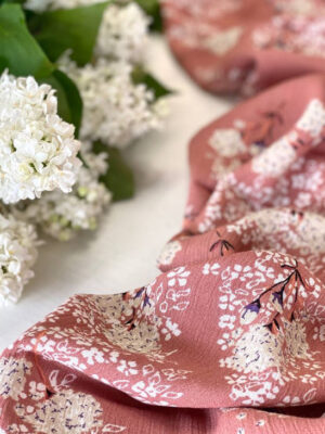 Віскоза жата з білими квітками черемхи на красивому пудровому фоні