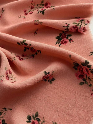 Крепдешин віскозний Італія маленькі букетики квітів на красивому фоні чайноі троянди