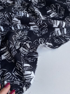 Штапель нейлон чорного кольору з графічним білим листям пальми