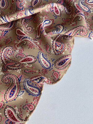 Віскоза твіл турецькі огірки на темно-бежевому фоні