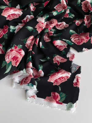 Віскоза твіл бордово-рожеві троянди за зеленим листям на чорному фоні