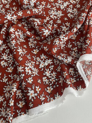 Штапель теракот з біленькими квітами в чорному контурі