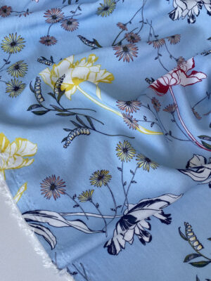 Батист натуральний Італія блакитного кольору з квітками конваліі і ромашками на світло-блакитному фоні