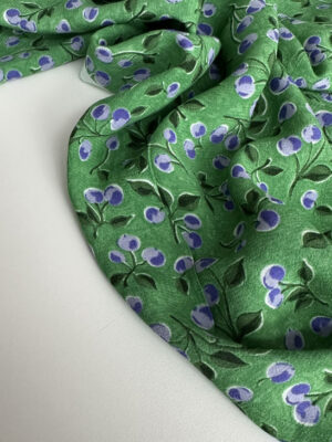 Креп віскоза Італія зеленого кольору з фіолетовими вишеньками