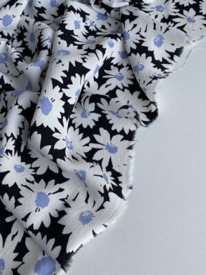 Креп віскоза Італія чорного кольору з білими ромашками і блакитними серединками