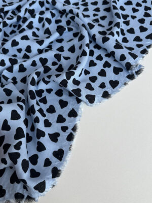 Штапель італійський чорні сердечки на блакитному фоні