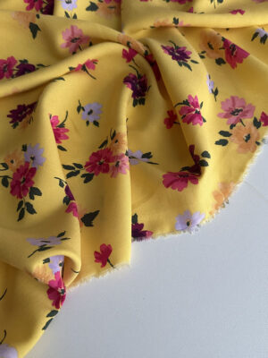 Штапель Італія квіти фуксія і лаванда на жовтому фоні