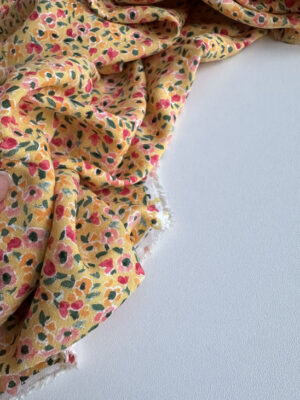 Штапель Італія мілкі червоні квіточки з зеленим на жовтому фоні