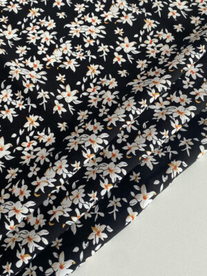 Штапель чорний з біленькими квітами в чорному контурі