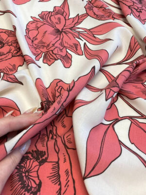 Віскоза з льняною фактурою з крупними рожевими маками на біло-молочному фоні