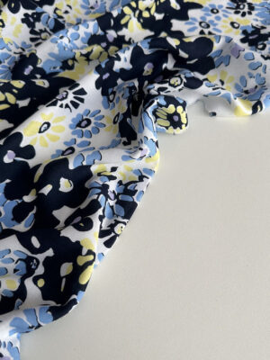 Батистова тканина Італія з синьо-блакитно-жовтими квітами на білому фоні