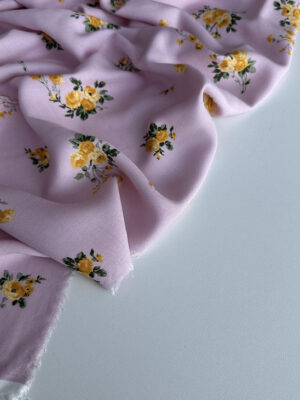 Штапель Італія с рідкими букетиками жовтих квітівв на ніжно-рожевому фоні