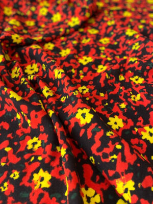 Віскозний крепдешин Італія з яскравими червоними і жовтими квітами на чорному фоні