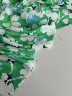 Тканина батист Італія білі квіти астракція на яскравому зеленому фоні