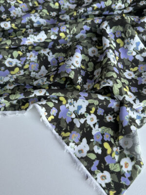 Тканина батист Італія міленькі лавандові і білі квіточки на фоні зелений хакі