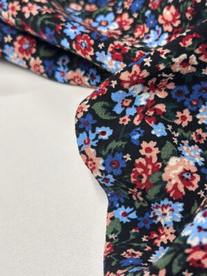 Віскозний крепдешин Італія з мілким принтом в бордово-блакитних квіточках на чорному фоні