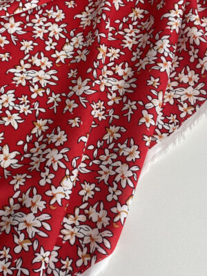 Штапель червоний з біленькими квітами в чорному контурі