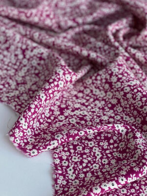 Віскоза італійська мілесенькі білі квіточки на фоні темноі фуксіі