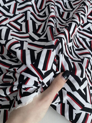 Батистова тканина Італія з чорно-бордовою графікою на білому