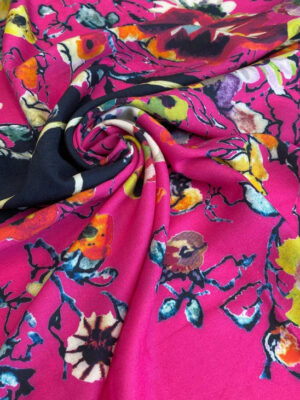 Батист натуральний Італія з яскравими квітами і чорним рапортом