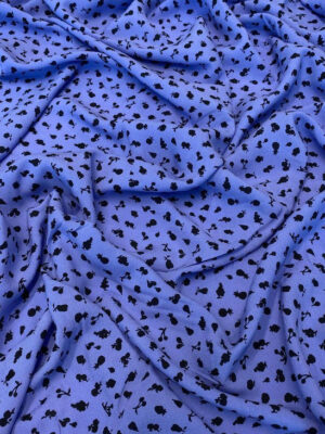 Віскоза італійська ніжно-лавандового кольору з міленькими чорними фруктами