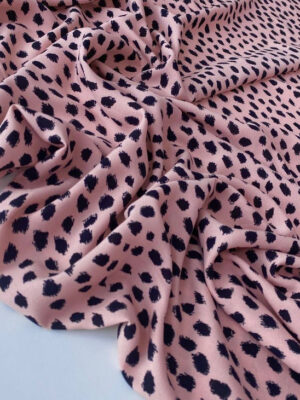 Віскоза італійська чорні ляпки типу лео на бежево-персиковому фоні