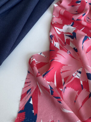 Віскоза італійська крупні астракційні квіти рожево-синьо-фрезові з білим