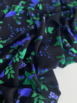 Віскозний крепдешин Італія з фіолетовими квітами і зеленим листям на чорному