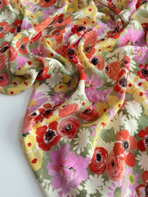 Віскозний крепдешин Італія з різнокольороми акварельними квітами на молочному фоні