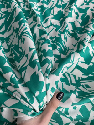 Штапель віскоза біла графікка на зелено-бірюзовому фоні