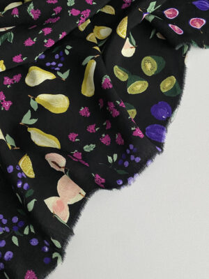 Віскозний крепдешин Італія з різнокольоровими лимонами, сливами, інжиром, авокадо, на чорному фоні