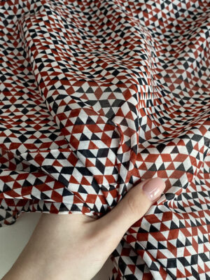 Батист натуральний Італія з теракотово-чорними мілкими ромбами на білому