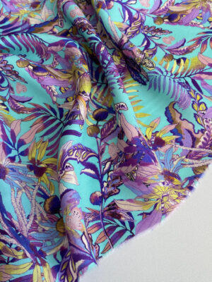 Тканина батист Італія бірюзового кольору з фіолетово-жовтим флористичним дизайном
