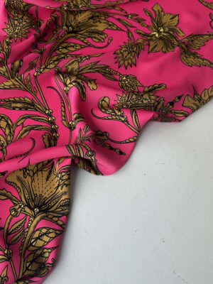 Шовк Італія яскраво-малинового кольору з крупним флористичним дизайнои гірчичного кольору