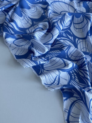 Батист Італія з крупними графічними квітами у біло-блакитній гамі