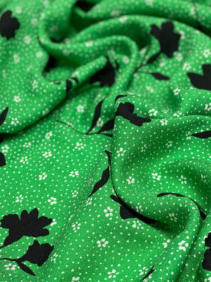 Штапель Італія зеленого кольору з чорними квітами і білими крапками