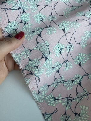 Штапель нейлон ніжно-фрезового кольору з синь-сірою квітковою абстракцією