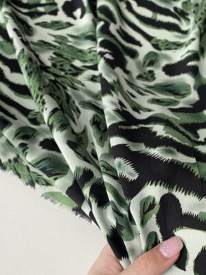 Штапель віскоза енімал дизайн зелено-чорна зебра абстракція