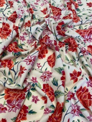 Штапель молочний з червоними квітами і зеленим листям