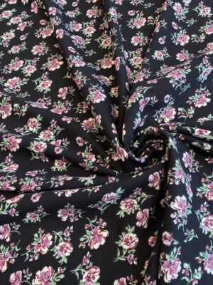 Штапель чорний з ліловими квітами і зеленим листям