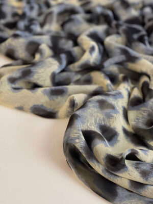 Шифон принт фантазійний леопардовий дизайн в блакитно-чорно-ванільній гамі