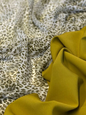 Шифон принт жатий світлого кольору з міленьким леопардовим принтом оливкового кольору