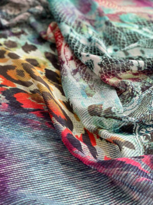 Шифон принт з різнокольоровою крупною абстракцією та східним принтом