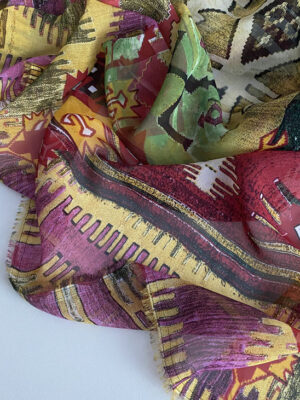 Шифон принт зі скандинавським етно принтом з зелено-коричнево-червоній гамі на жовтому фоні