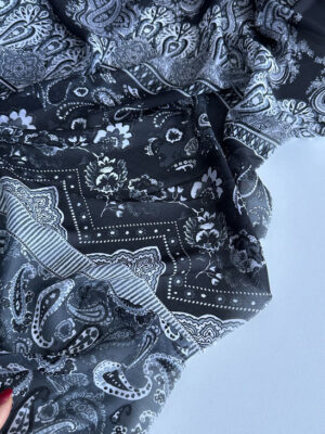 Шифон принтз огірками і графічним принтом в стилі зіммерман сірого кольору на чорному фоні