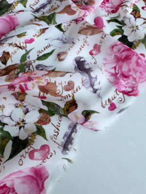 Шифон принт з рожевими квітами на білому фоні у стилі Дольче