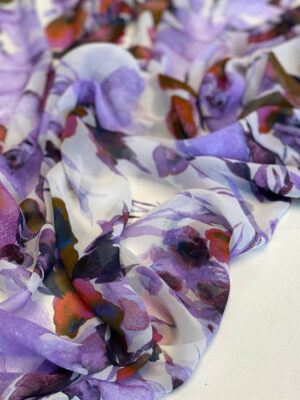 Шифон принт з лавандовими акварельними квітами на білому фоні