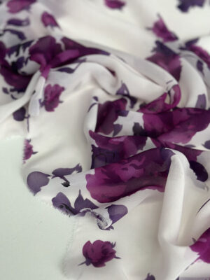 Шифон принт з трояндами в фіолетово-фуксієвій гамі на білому фоні