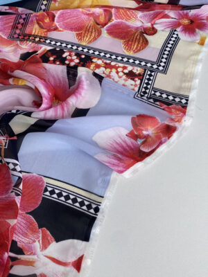Шифон принт з крупними квітами і чорною графікою платками на білому фоні