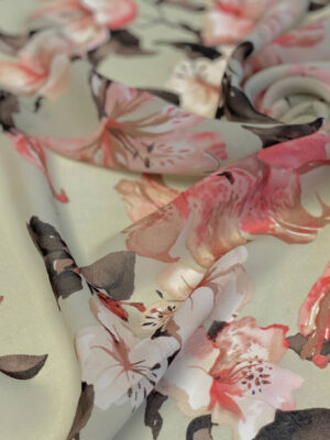 Шифон принт з рожевими ліліями і коричневими листочками на ванільному фоні